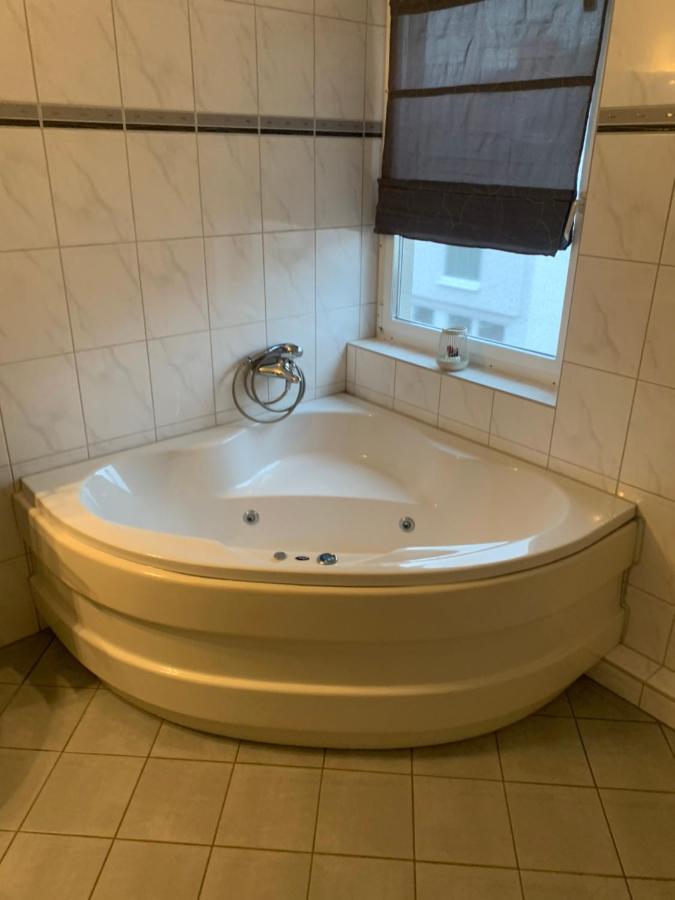 Mainpark Apartment 4 Schlafzimmer Bis Zu 10 Personen Direkt Ueber Aschaffapartment Bei Aschaffenburg Mainaschaff Ngoại thất bức ảnh